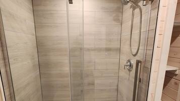 Dusch, handdukar, tvål och toalettpapper