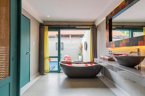 Separate tub and shower, rainfall showerhead, hair dryer, bidet