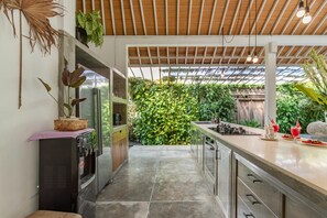 Kühlschrank, Mikrowelle, Herdplatte, Wasserkocher mit Kaffee-/Teezubehör