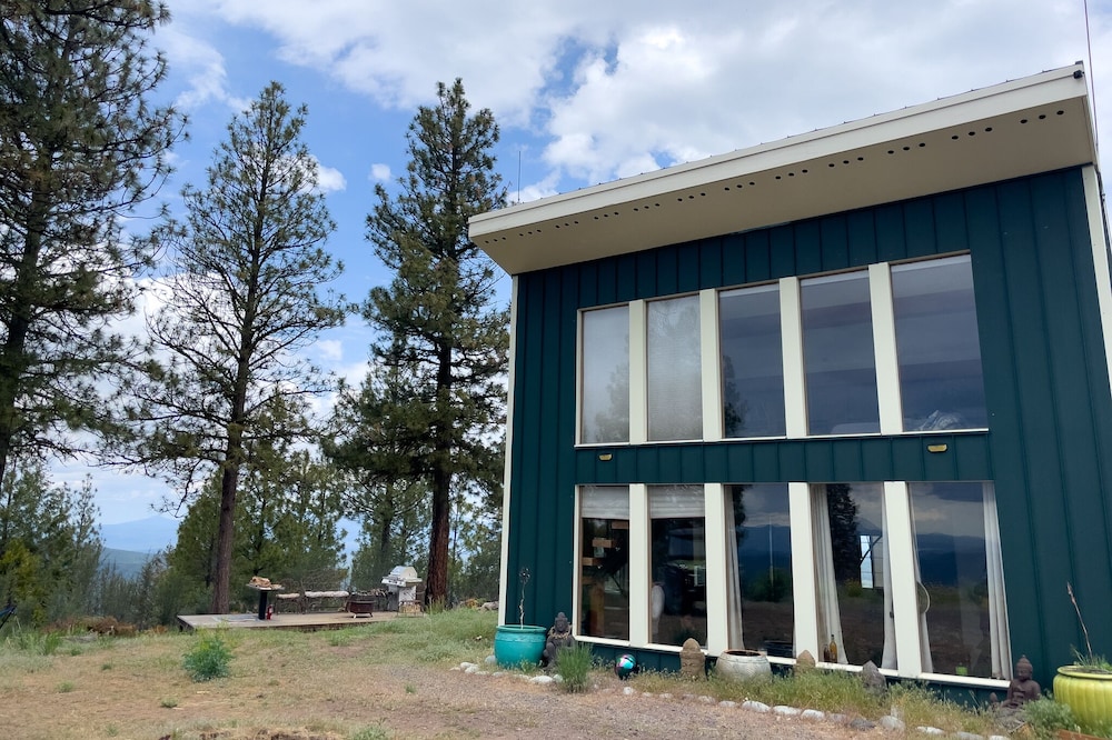 Off-Grid Paradise - Outdoorsy People’s Dream