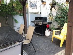 Outdoor banquet area - Creston Valley Motel (Creston)