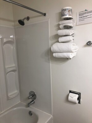Standard Room | Bathroom | Hair dryer, towels, soap, shampoo - Creston Valley Motel (Creston)