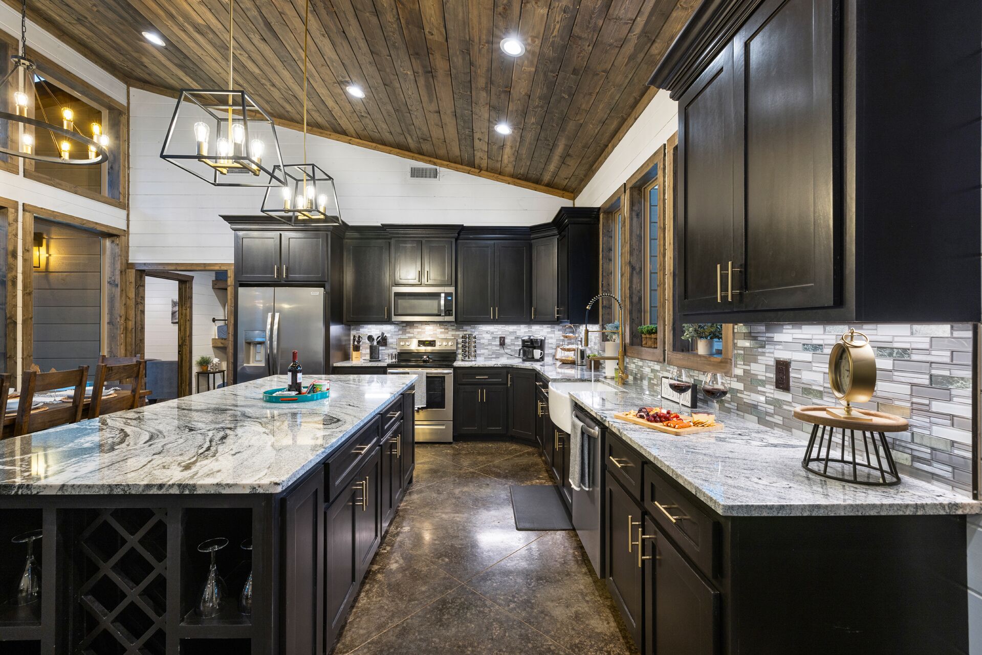 Stunning New Cabin: 4 King Master Bedrooms - Bunkhouse - Sleeps16+