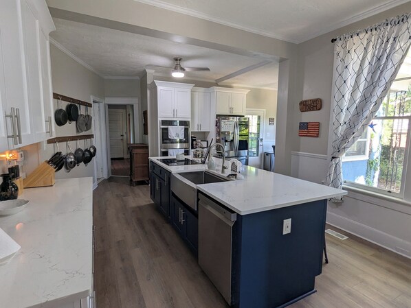 Fridge, microwave, oven, stovetop - 3 miles to the Masters Tournament in the Summerville neighborhood of Augusta! (Augusta)