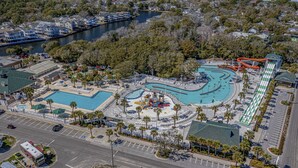 Ein Luftbild zeigt ein Resort mit mehreren Schwimmbecken, einem Wasserpark und einer Marina.