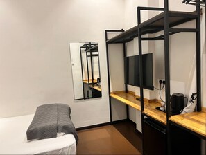 1 habitación, escritorio y espacio para trabajar con laptop 