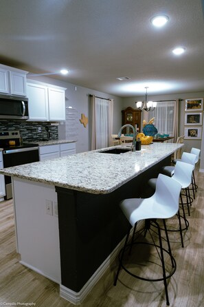 Microondas, horno, placa de cocina, lavavajillas