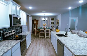 Microondas, horno, placa de cocina, lavavajillas