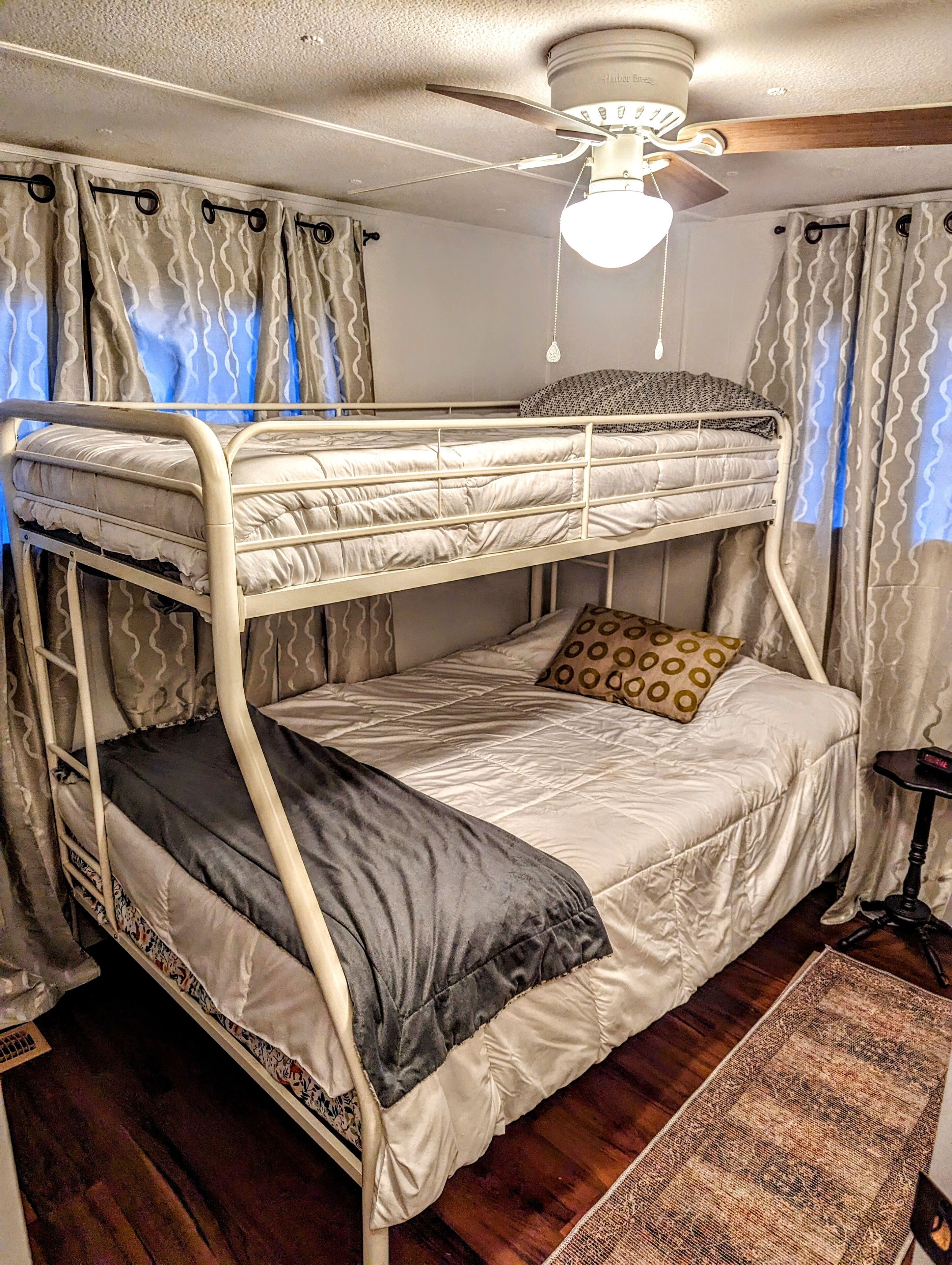 2 chambres, bureau, fer et planche à repasser, lit parapluie