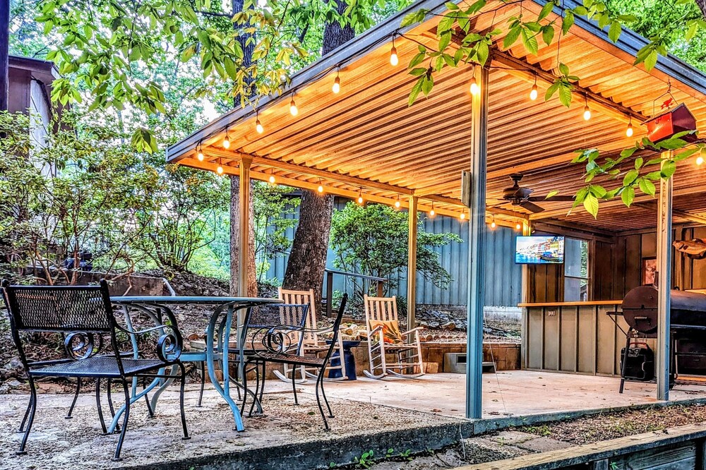 Catchin' 247 - Lakefront hideaway, outdoor spa, bar, firepit!