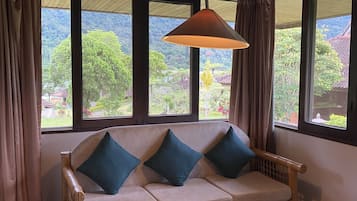 Cottage Keluarga | Area keluarga | Televisi LED 24-inci dengan saluran TV satelit dan perapian