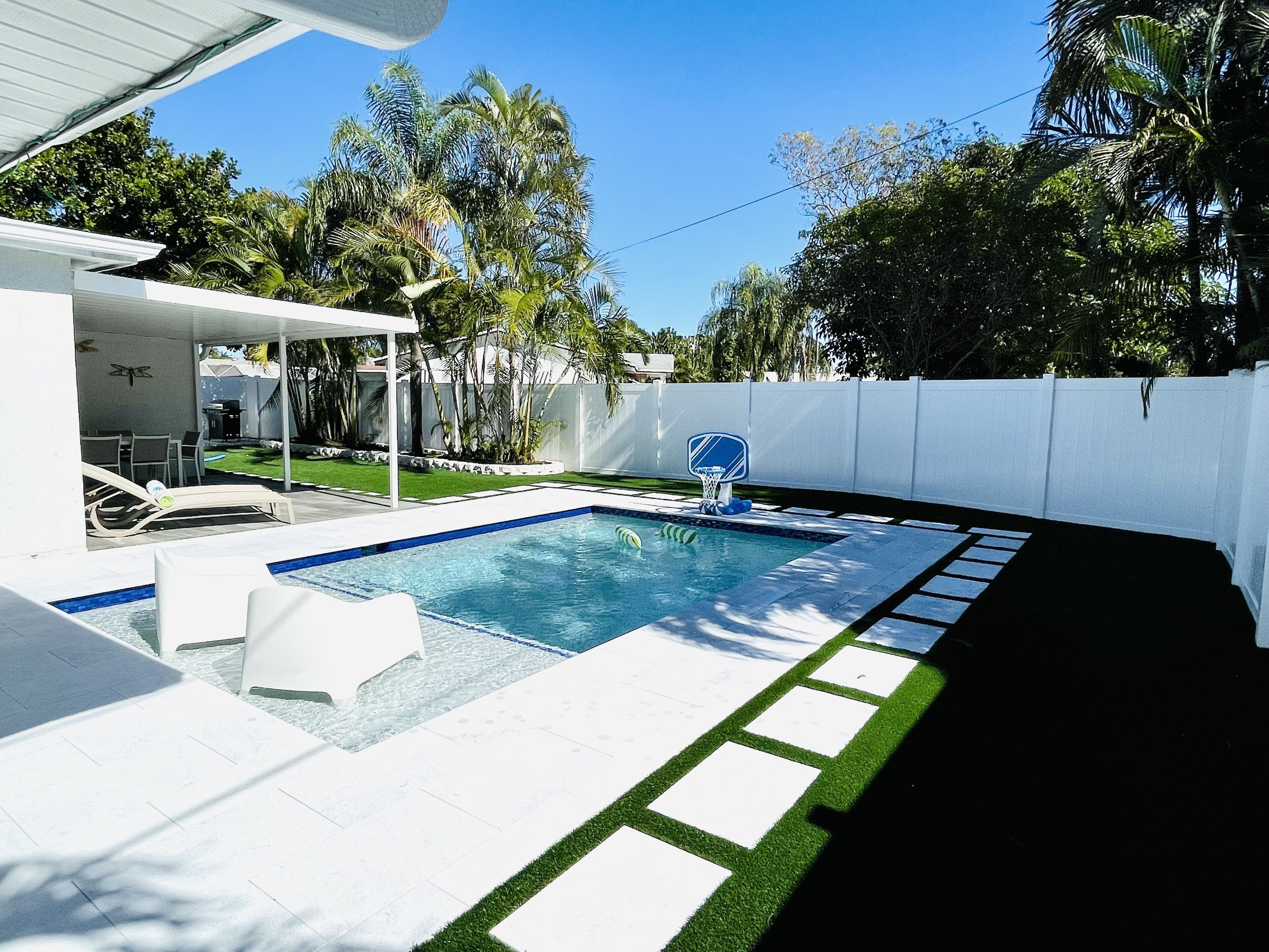 Euro Flair Home! Near beaches, stores and more!