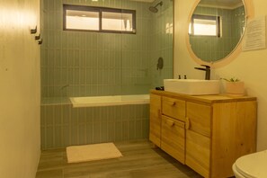 Shower, hair dryer, towels, soap - Casa Tres Luces - Family Home in Samara w/ Private Pool, 5 Minute Walk to Beach  (Sámara)