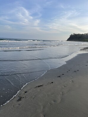 Ligstoelen aan het strand, strandlakens