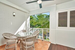 Outdoor dining - 1 Bedroom Apartment in Alassio Resort Palm Cove (Cairns)