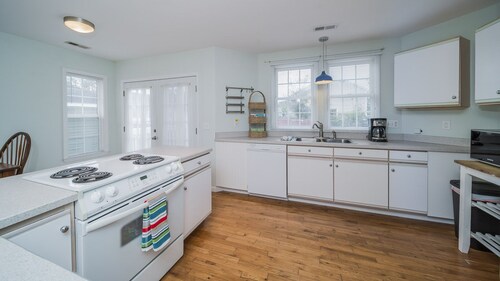 Dog friendly, short walk to beach, super clean