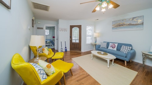 Dog friendly, short walk to beach, super clean, fenced yard