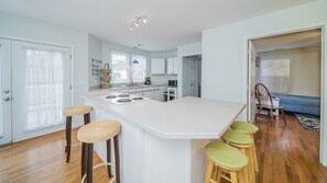 冰箱、微波炉、烤箱、炉灶