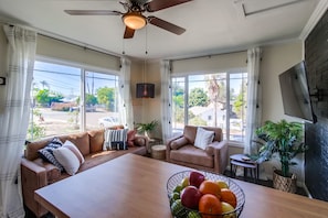 Smart TV - Chic, yet playful boho bungalow near everything! (La Mesa)