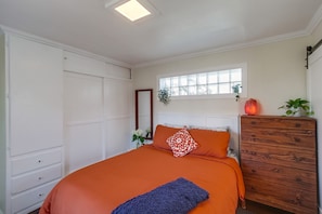 1 bedroom, desk, iron/ironing board, free WiFi - Chic, yet playful boho bungalow near everything! (La Mesa)