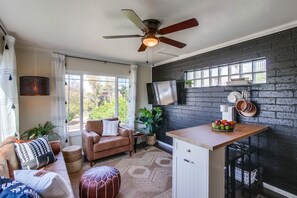 Smart TV - Chic, yet playful boho bungalow near everything! (La Mesa)