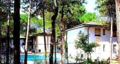 Villetta a schiera con piscina nella pineta