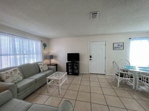 Living area - STEPS FROM SAND (Gulf Shores)