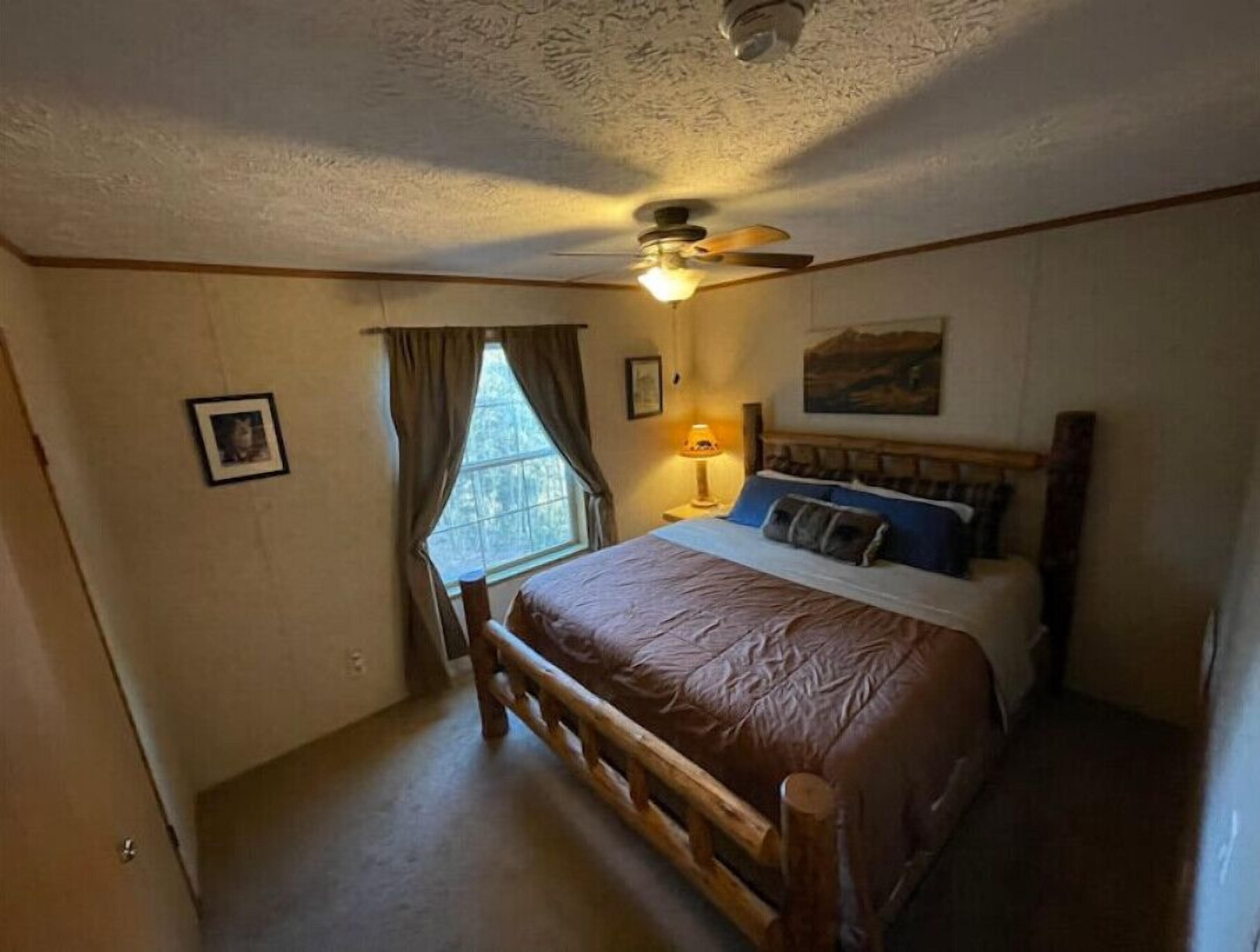  Private, Romantic, Private, Dog friendly, NEW HotTub, close to hiking