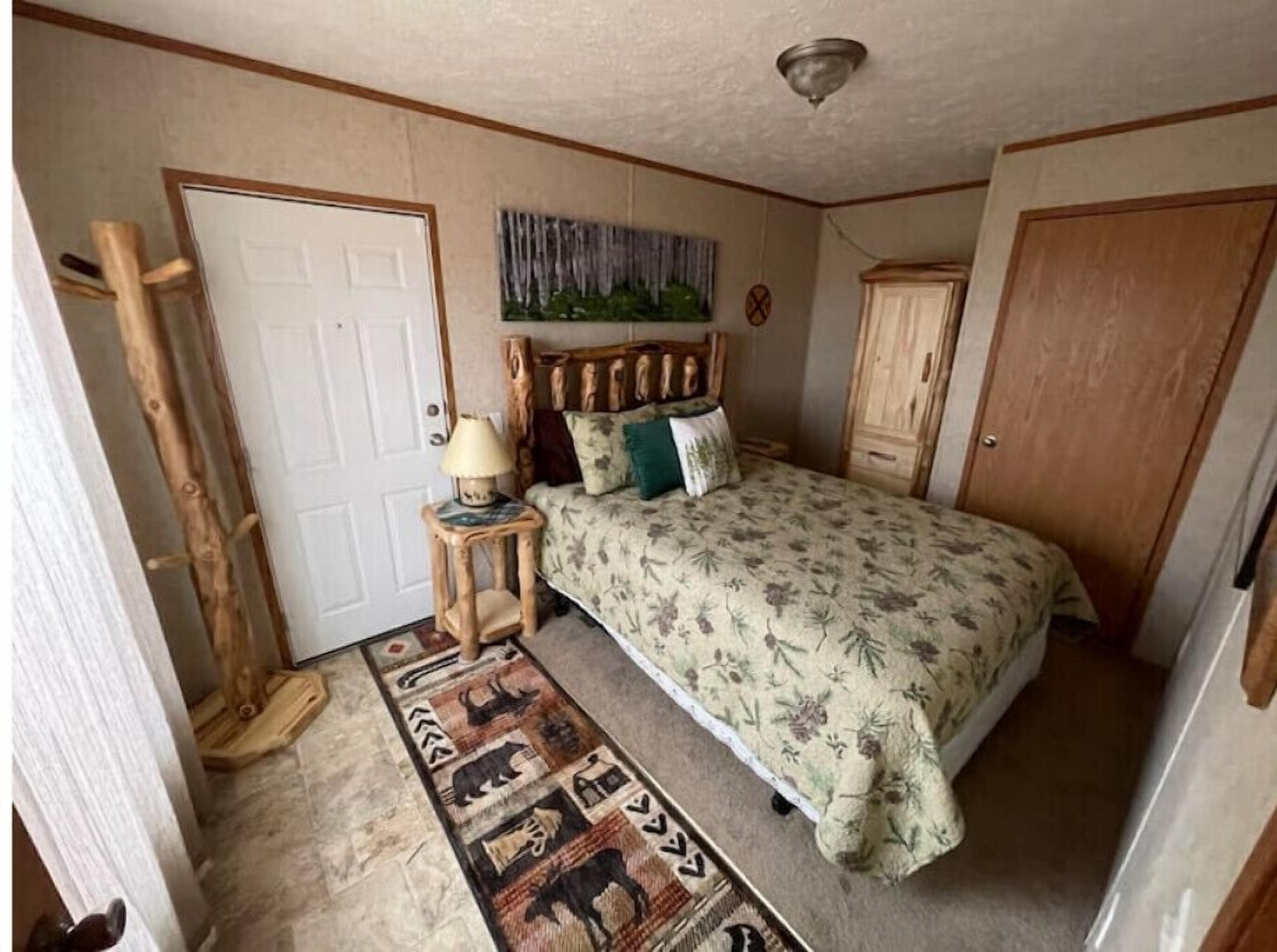  Private, Romantic, Private, Dog friendly, NEW HotTub, close to hiking