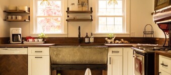 Modern farmhouse, upstate NY,  4-5 bedrooms 2 1/2 baths sleeps 8-10 guests
