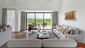 Lounge - Te Karaka Lodge (Waikaretu)