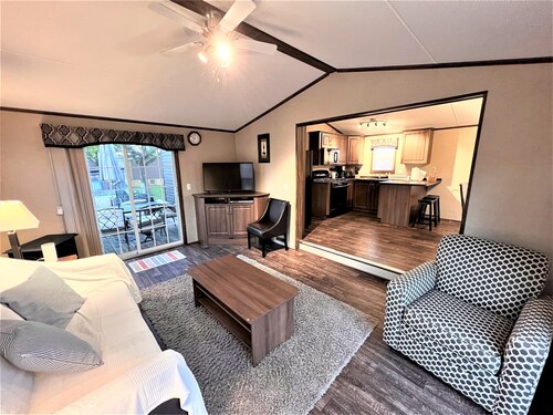 Resort near wineries, river, trails! Large Pool!
