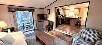 Resort near wineries, river, trails! Large Pool!