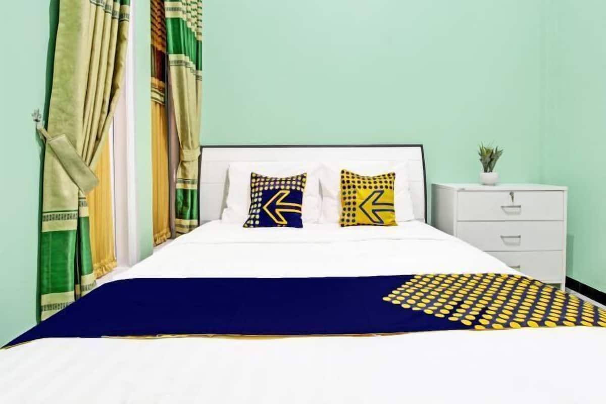 Laptop workspace, free WiFi, bed sheets