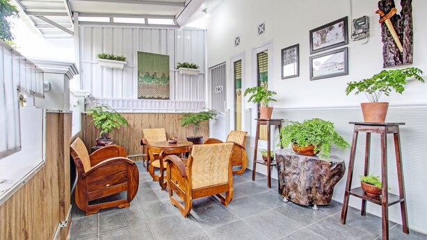 A traditional Japanese-style room with tatami flooring, wooden furniture, and potted plants. - Hotel O Homestay Grand Mahkota Permai Syariah (Muncar)