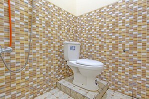 Double Room | Bathroom | Shower, towels - Hotel O Homestay Grand Mahkota Permai Syariah (Muncar)