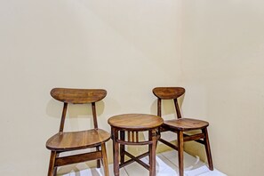 Standard Double Room | Ruang kerja komputer riba, cadar katil