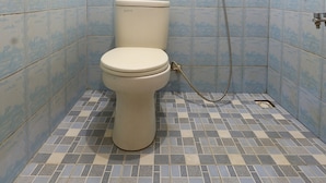A small bathroom with a toilet and shower. - Hotel O Amole Paviliun Syariah (Cilacap)