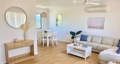 Relaxing 5BR Beach House Retreat, 2mins From Beach