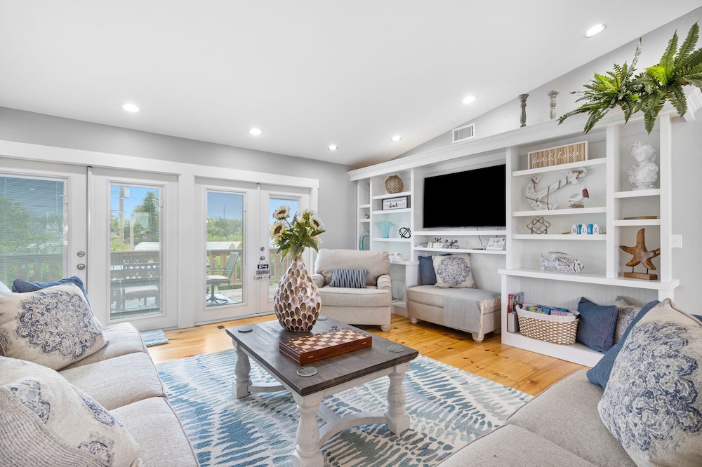 Charming Home Near Anna Maria Beach Pool+Games