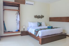 Pillow-top beds, free minibar, in-room safe, desk - Taj Maza Sunset Villas (Gili Trawangan)