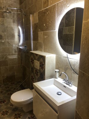 シャワー、石鹸、トイレットペーパー