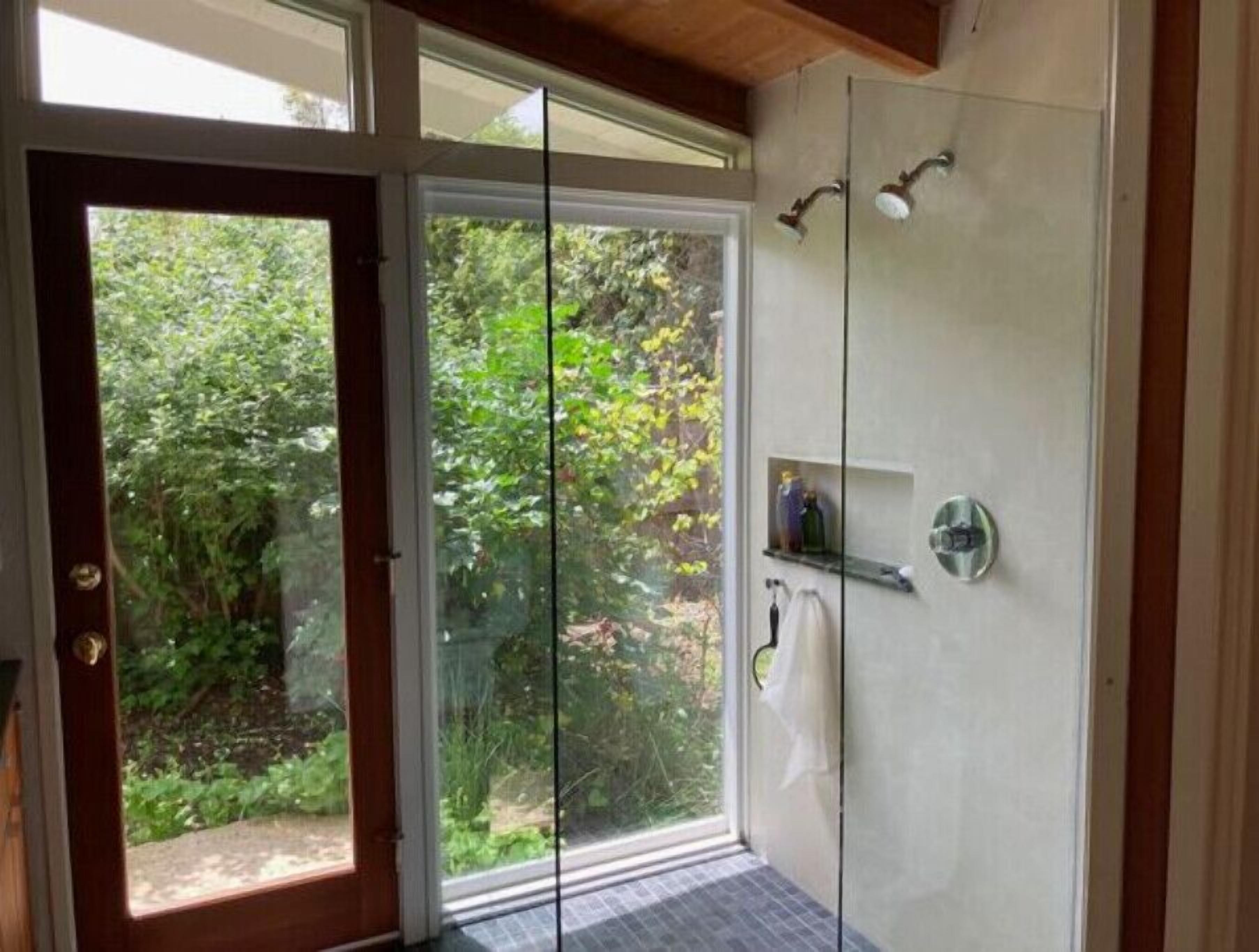 シャワー、タオル、石鹸、トイレットペーパー