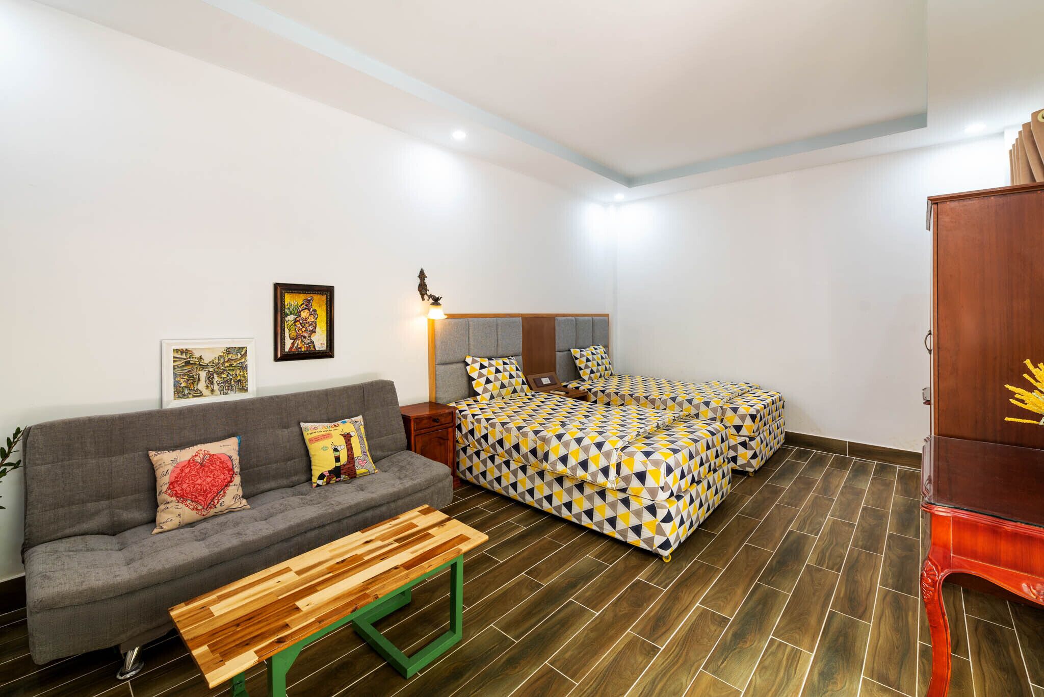 Minibar, espacio para trabajar con laptop y cortinas blackout 