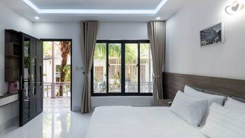 Een minibar, een laptopwerkplek, verduisterende gordijnen