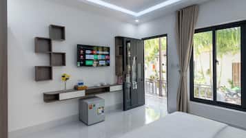 Deluxe Double Room, 1 King Bed, Patio | Minibar, laptop workspace, blackout curtains, soundproofing