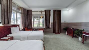 Deluxe-dobbeltværelse - flere senge - terrasse | Minibar, arbejdsområde til bærbare computere, mørklægningsgardiner