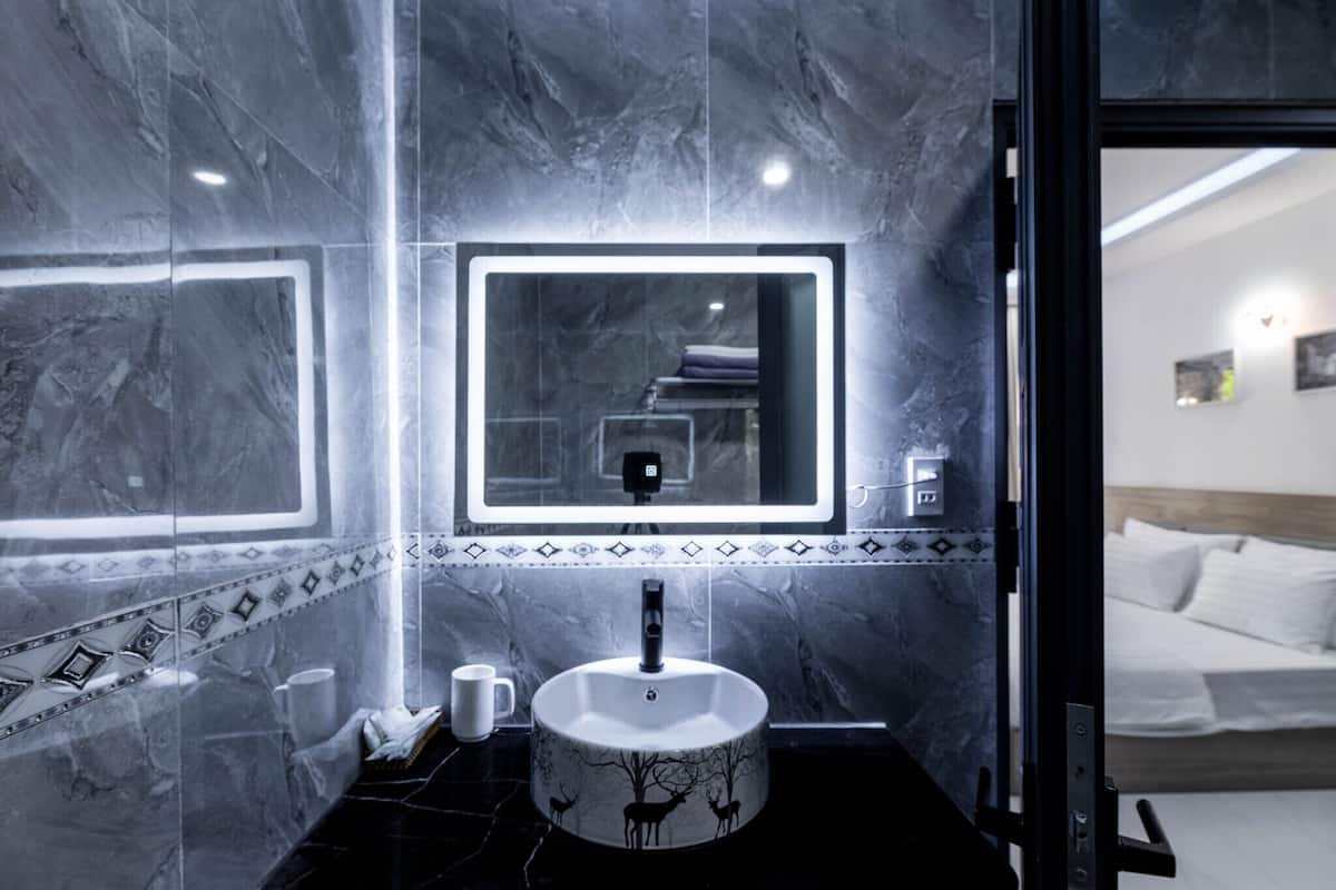 Shower, rainfall showerhead, free toiletries, hair dryer
