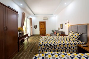 Minibar, espacio para trabajar con laptop y cortinas blackout 