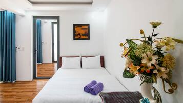 Deluxe tweepersoonskamer, Meerdere bedden, terras | Een minibar, een laptopwerkplek, verduisterende gordijnen